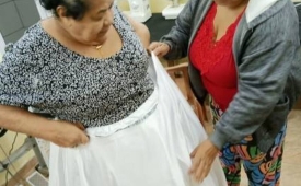 Ateliê da Maré vai criar vestido de noiva para celebração de bodas de ex-aluna e moradora da Vila dos Pescadores