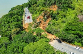 Chuva no litoral norte de SP causa inundações e bloqueio em estradas