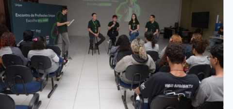 Estudantes da rede pública de Cubatão (SP) participam de encontro de profissões promovido pela Unipar