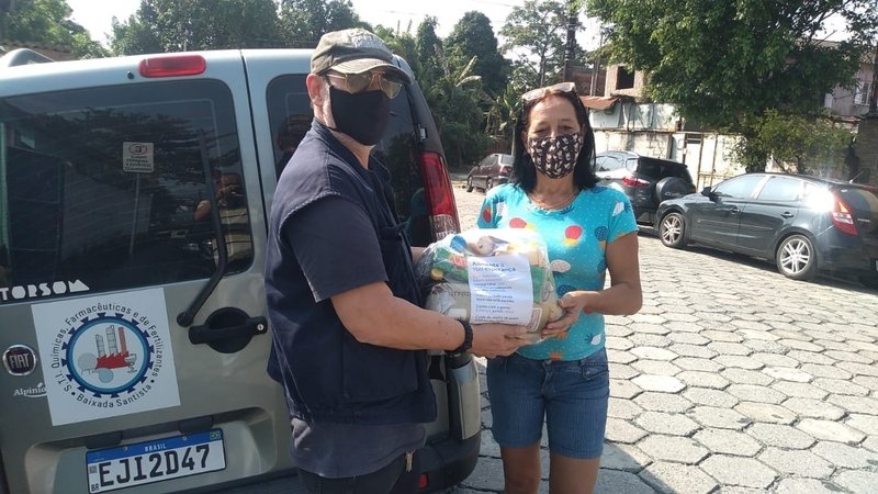 Sindicato dos Químicos distribui alimentos na ilha Caraguatá