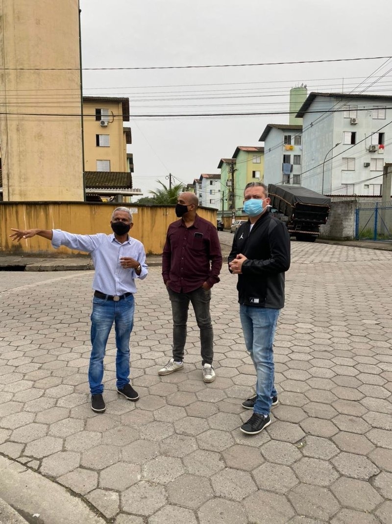 Paulo Corrêa visita o conjunto habitacional do Bolsão 7