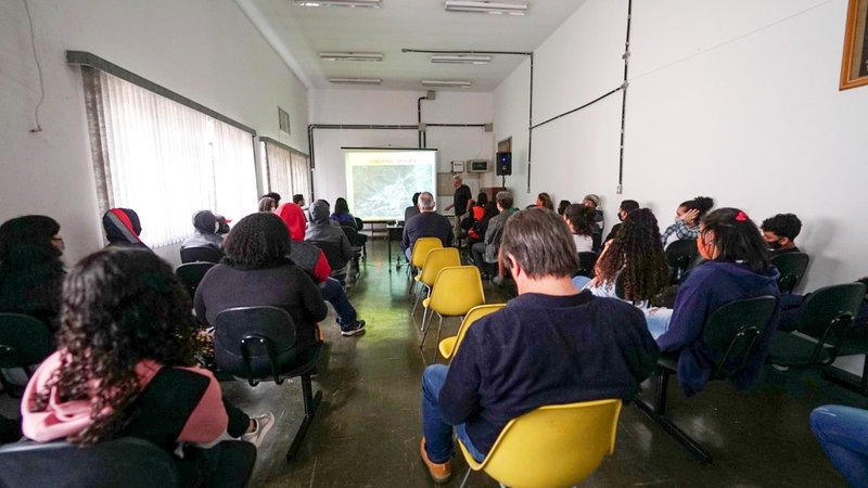 Comdec realiza palestras a alunos da UME João Ramalho sobre incêndio da Vila Socó