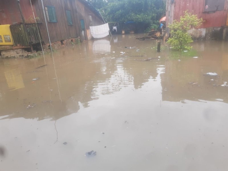 Moradores da Vila Varandas estão perdendo bens e mantimentos com as chuvas da manhã desta terça-feira (07)