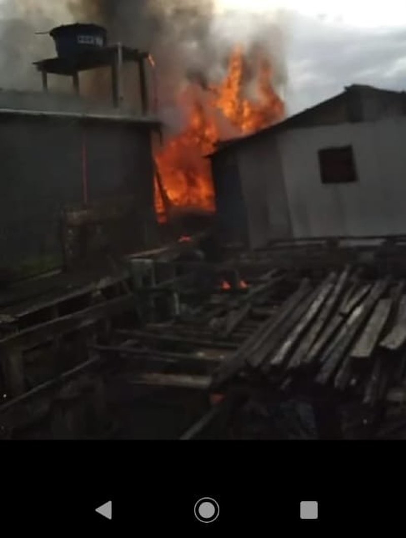 Incêndio na Vila dos Pescadores destrói 20 barracos.