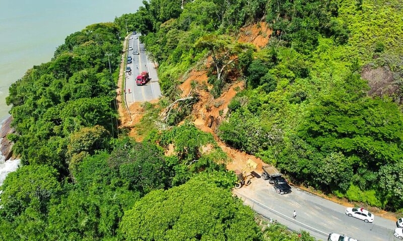 Chuva no litoral norte de SP causa inundações e bloqueio em estradas