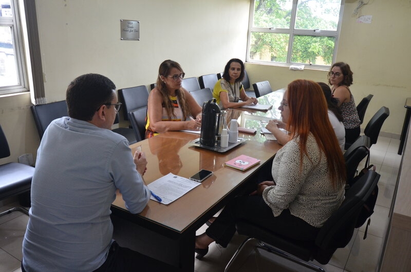 Incentivo à adoção de crianças e adolescentes é tema de reunião na Câmara