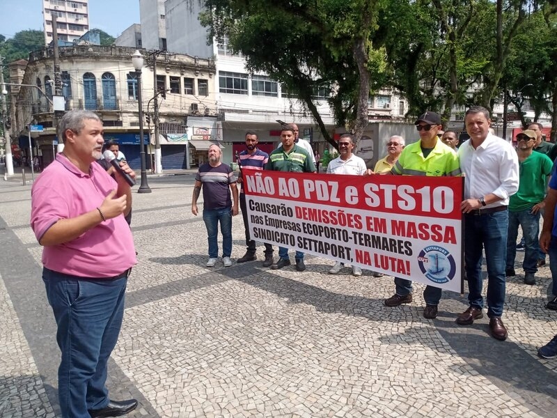 Trabalhadores portuários se manifestam contra demissões em Santos