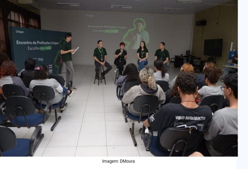 Estudantes da rede pública de Cubatão (SP) participam de encontro de profissões promovido pela Unipar